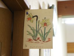 壁に掛かる花の絵