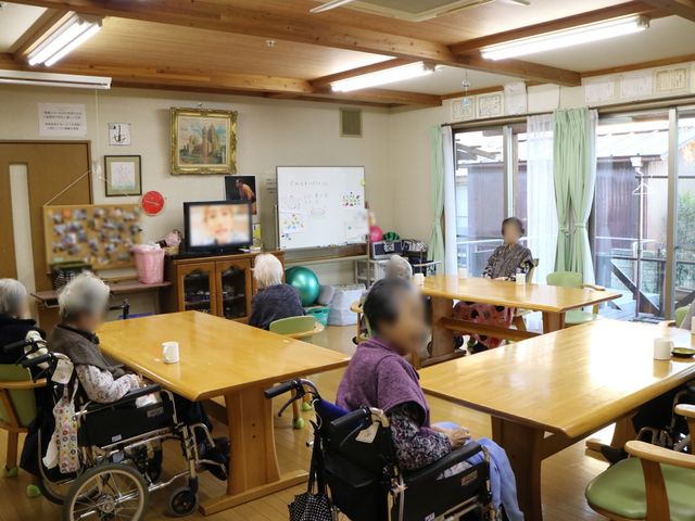 明るいダイニングスペース 食堂 ゆったりとした共有ダイニングで、利用者が穏やかなひとときを過ごしています。