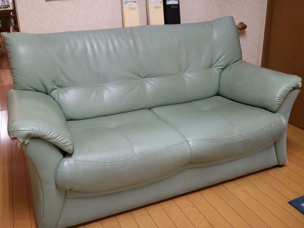 快適な革張りソファ