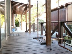 温もりのある木製テラス