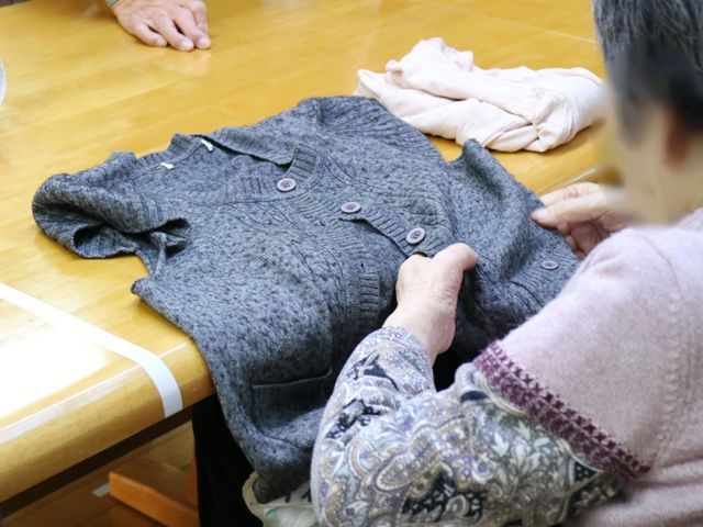 手仕事をする高齢者 生活リハビリ 丁寧な手つきで編み物に取り組む様子が温かな雰囲気を醸し出しています。