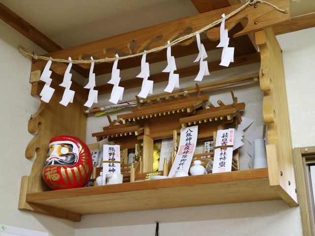 和風の小さな祭壇 神棚 温かみのある日本伝統の装飾が施され、落ち着いた空間が保たれています。
