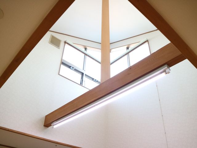 木製の梁が印象的な天井 吹き抜け 自然光が差し込む明るい空間です。心地よい設計が魅力的です。