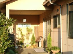 温かな光のエントランス