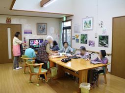 多目的スペースで憩う人々