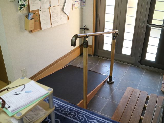 エントランスのバリアフリー設計 玄関 手すり付きの出入り口は安全で快適な移動を支えます。明るい光が差し込む待合スペースも魅力です。