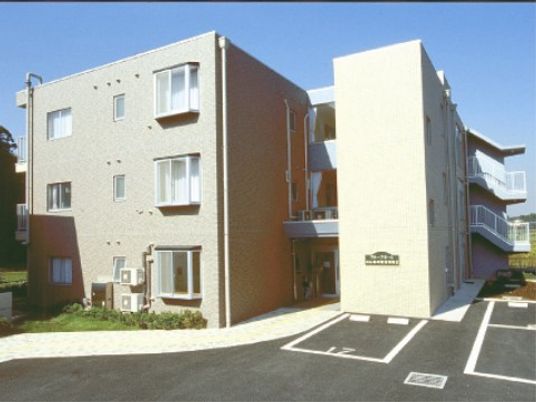 明るい日差しの居室外観