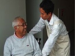 笑顔交わすケアシーン