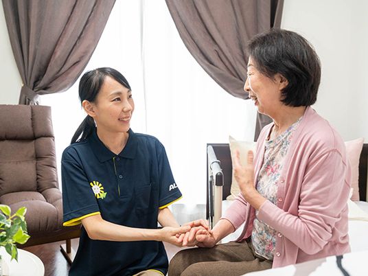 笑顔で手をつなぐ様子