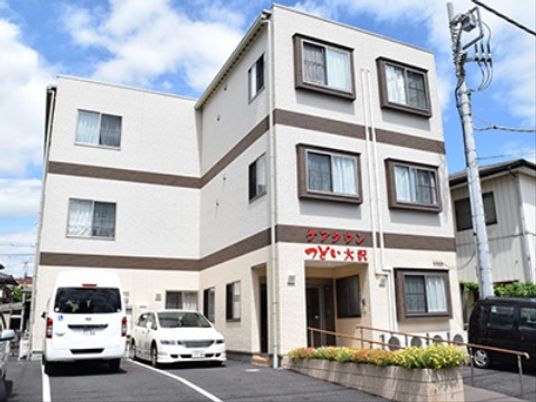 白茶色の建物外観