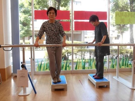 機能訓練室の利用者二人