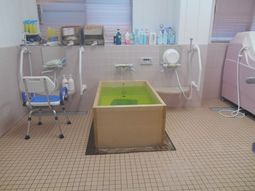 バリアフリーの浴室施設