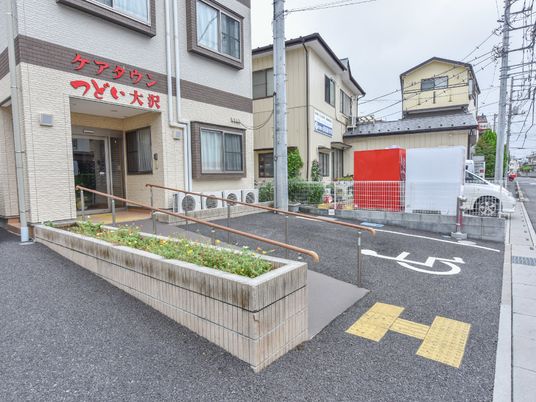 エントランスの入口と周辺