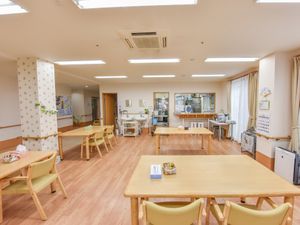 広々とした明るい食堂