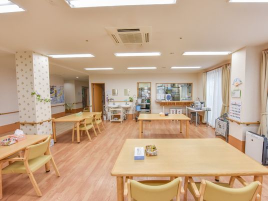 広々とした明るい食堂
