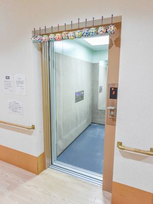 装飾付エレベーター前