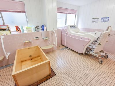 バリアフリー設計の浴室