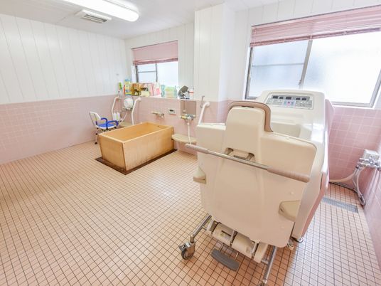明るい設備の浴室