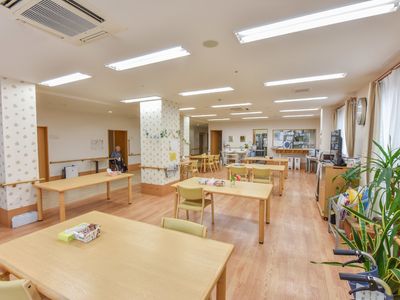 広々とした明るい食堂