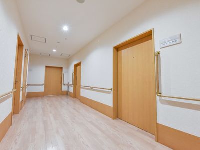 明るい廊下の手すり付き