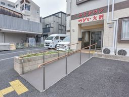 エントランスと駐車スペース