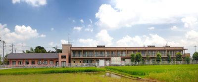 広大な外観と青空