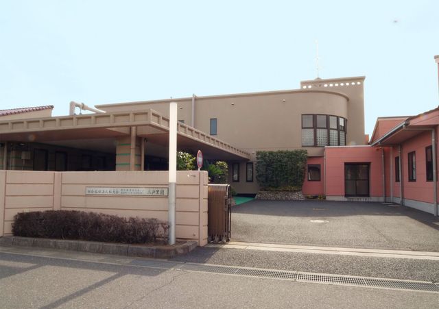 車椅子対応の出入口 外観 広々としたエントランスで、車椅子の方も安心して出入りできる環境です。明るく整った空間が魅力です。