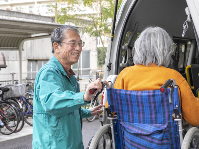 車椅子の方へのサポート 笑顔で車椅子の方を支えるスタッフがいます。心温まるサポートで、皆さんの新たな職場が待っています。