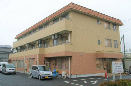 明るい外観の建物正面