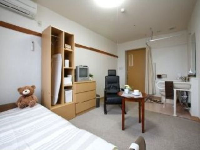 居心地の良い居室 居室 快適な生活が送れる広々とした居室です。必要な家具や設備が整い、ゆったりと個人の時間を過ごせます。