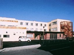 明るい施設の外観