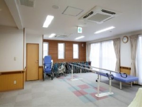 機能訓練室の明るい空間