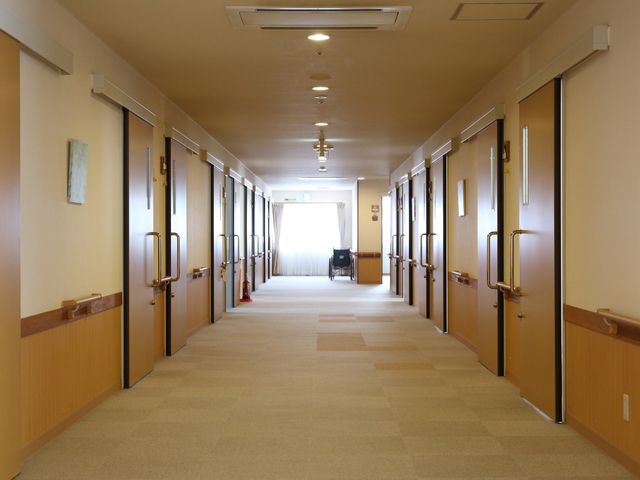 清潔な廊下 通路 明るく清潔な廊下が伸びており、各居室へのアクセスが容易になっています。安全な歩行に配慮した手すりも完備しています。