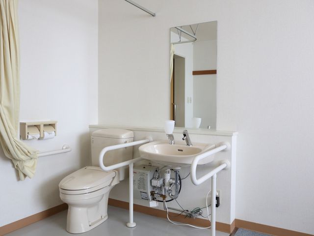 バリアフリートイレ トイレ 手すり付きの清潔なトイレでは、快適にご利用いただけるようゆとりの設計がされています。安心して日々の生活を送ることができる環境です。