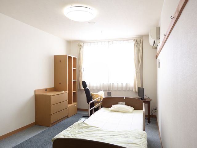 居室の明るい室内 居室 ゆとりのある居室は、快適な日々を過ごせるよう設計されています。窓からの自然光が部屋を明るく照らしております。