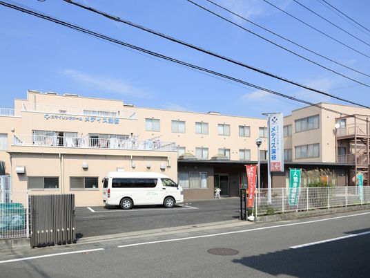 明るい建物の外観