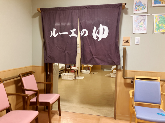 暖簾のある浴室入口  