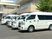 送迎車が並ぶ外観  