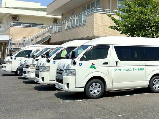 送迎車が並ぶ外観  