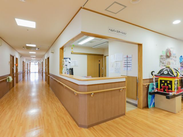 広々とした廊下 廊下 手すりが備わった暖かみのある廊下です。皆さんが安全に移動できるよう配慮されています。