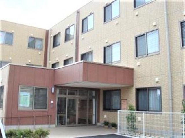 快適なエントランス外観 外観 ゆったりとしたエントランスは来訪者を暖かく迎えます。開放感のあふれる設計で、明るく柔らかな印象を与える空間です。