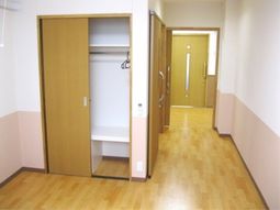 明るい廊下と開いた扉