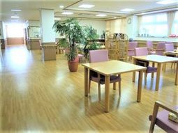 明るく清潔な食堂