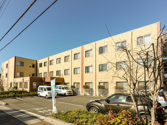 明るい外観の建物正面