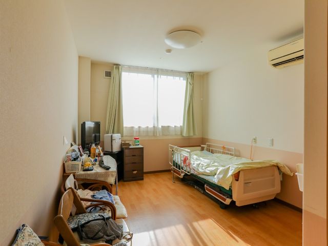 明るい居室の一角 居室 陽光が差し込む広々とした居室です。必要なものが備え付けられ、快適な生活が送れるよう配慮されています。