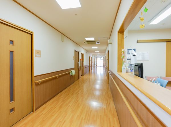 廊下の明るい様子