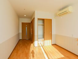 明るい廊下と扉