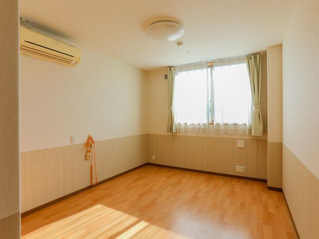 明るい居室の空間 居室 採光が豊かで広々とした居室です。個人のプライバシーを大切にできる落ち着いた雰囲気を備えています。