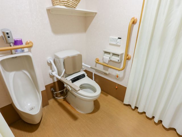 バリアフリートイレ設備 トイレ 手すりや安全な設備を備えた清潔なトイレスペースです。利用者の安心と快適さを考慮し、細部にまで配慮が行き届いています。