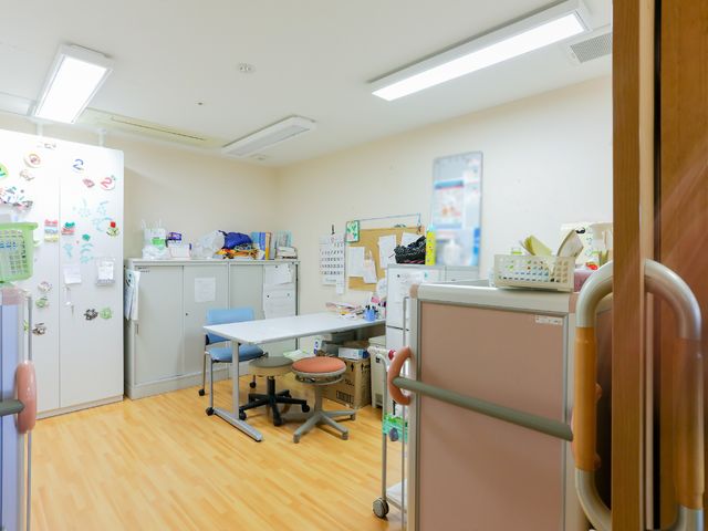 医療材料整備された部屋 健康管理室 整理された訓練用の機材が配置された部屋で、日々の活動支援が行われています。明るく清潔感のある環境で、充実した勤務が期待できます。